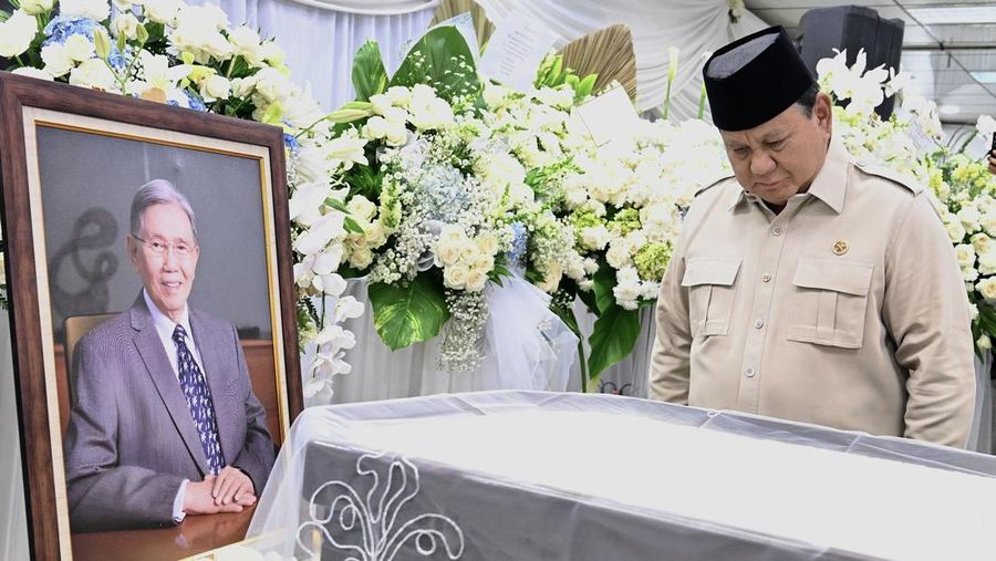 Presiden Prabowo Subianto melayat mendiang Kwik Kian Gie di Rumah Duka Sentosa, RSPAD Gatot Soebroto, Jakarta, Rabu (30/7/2025). (Cahyo - Biro Pers Sekretariat Presiden)