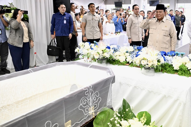 Presiden Prabowo Subianto melayat mendiang Kwik Kian Gie di Rumah Duka Sentosa, RSPAD Gatot Soebroto, Jakarta, Rabu (30/7/2025). (Cahyo - Biro Pers Sekretariat Presiden) Presiden Prabowo Subianto melayat mendiang Kwik Kian Gie di Rumah Duka Sentosa, RSPAD Gatot Soebroto, Jakarta, Rabu (30/7/2025). (Cahyo - Biro Pers Sekretariat Presiden)