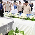 Potret Prabowo Berdoa dan Beri Hormat di Hadapan Jenazah Kwik Kian Gie