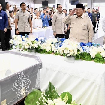 Potret Prabowo Berdoa dan Beri Hormat di Hadapan Jenazah Kwik Kian Gie