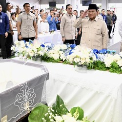 Potret Prabowo Berdoa dan Beri Hormat di Hadapan Jenazah Kwik Kian Gie