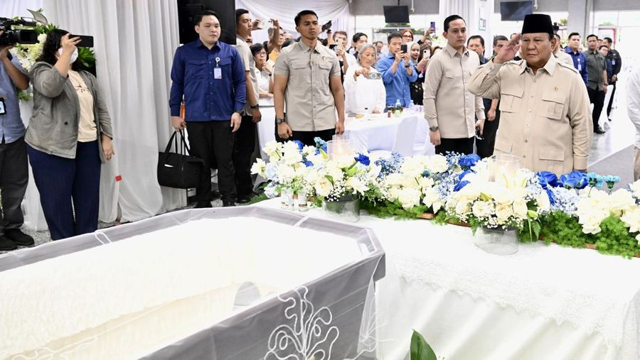 Presiden Prabowo Subianto melayat mendiang Kwik Kian Gie di Rumah Duka Sentosa, RSPAD Gatot Soebroto, Jakarta, Rabu (30/7/2025). (Cahyo - Biro Pers Sekretariat Presiden)