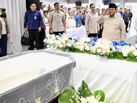Potret Prabowo Berdoa dan Beri Hormat di Hadapan Jenazah Kwik Kian Gie