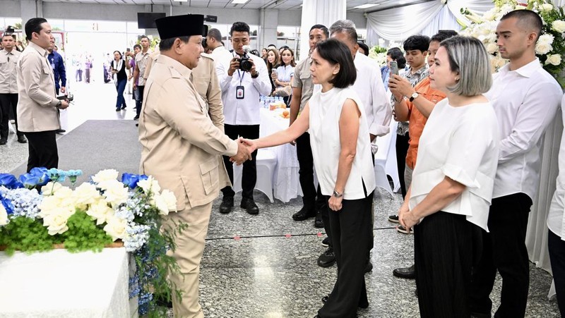 Presiden Prabowo Subianto melayat mendiang Kwik Kian Gie di Rumah Duka Sentosa, RSPAD Gatot Soebroto, Jakarta, Rabu (30/7/2025). (Cahyo - Biro Pers Sekretariat Presiden)
