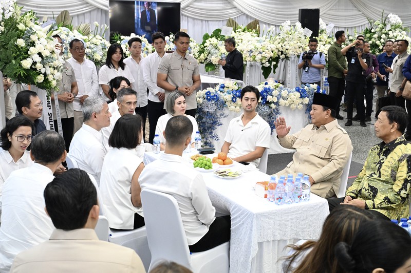 Presiden Prabowo Subianto melayat mendiang Kwik Kian Gie di Rumah Duka Sentosa, RSPAD Gatot Soebroto, Jakarta, Rabu (30/7/2025). (Cahyo - Biro Pers Sekretariat Presiden) Presiden Prabowo Subianto melayat mendiang Kwik Kian Gie di Rumah Duka Sentosa, RSPAD Gatot Soebroto, Jakarta, Rabu (30/7/2025). (Cahyo - Biro Pers Sekretariat Presiden)
