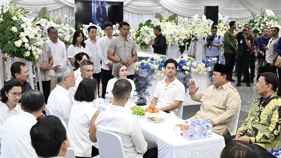 Presiden Prabowo Subianto melayat mendiang Kwik Kian Gie di Rumah Duka Sentosa, RSPAD Gatot Soebroto, Jakarta, Rabu (30/7/2025). (Cahyo - Biro Pers Sekretariat Presiden)