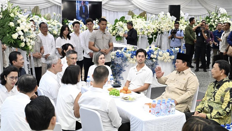 Presiden Prabowo Subianto melayat mendiang Kwik Kian Gie di Rumah Duka Sentosa, RSPAD Gatot Soebroto, Jakarta, Rabu (30/7/2025). (Cahyo - Biro Pers Sekretariat Presiden)
