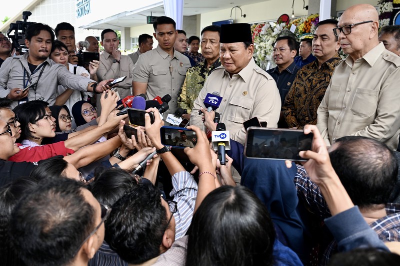 Presiden Prabowo Subianto melayat mendiang Kwik Kian Gie di Rumah Duka Sentosa, RSPAD Gatot Soebroto, Jakarta, Rabu (30/7/2025). (Cahyo - Biro Pers Sekretariat Presiden) Presiden Prabowo Subianto melayat mendiang Kwik Kian Gie di Rumah Duka Sentosa, RSPAD Gatot Soebroto, Jakarta, Rabu (30/7/2025). (Cahyo - Biro Pers Sekretariat Presiden)