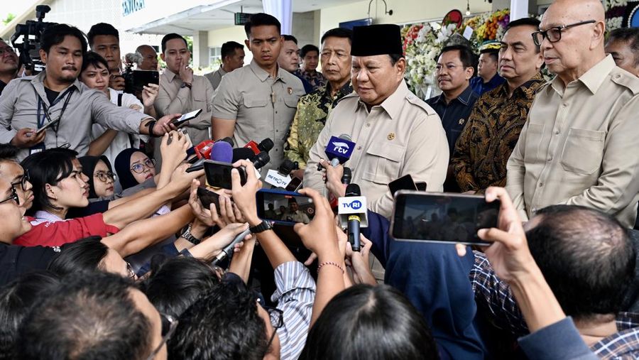 Presiden Prabowo Subianto melayat mendiang Kwik Kian Gie di Rumah Duka Sentosa, RSPAD Gatot Soebroto, Jakarta, Rabu (30/7/2025). (Cahyo - Biro Pers Sekretariat Presiden)