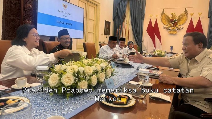 Presiden Prabowo Subianto memeriksa buku catatan Menteri Keuangan, Sri Mulyani. (Instagram/smindrawati)