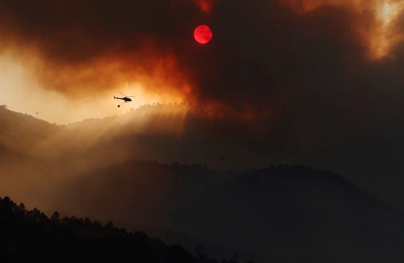 Petugas pemadam kebakaran hutan dari brigade malam Cebreros Pemerintah Castilla y Leon mengambil posisi untuk memerangi kebakaran hutan, di pinggiran El Arenal, Spanyol, 29 Juli 2025. Petugas pemadam kebakaran hutan dari brigade malam Cebreros Pemerintah Castilla y Leon mengambil posisi untuk memerangi kebakaran hutan, di pinggiran El Arenal, Spanyol, 29 Juli 2025. (REUTERS/Juan Medina)