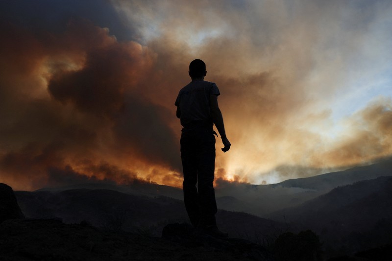 Petugas pemadam kebakaran hutan dari brigade malam Cebreros Pemerintah Castilla y Leon mengambil posisi untuk memerangi kebakaran hutan, di pinggiran El Arenal, Spanyol, 29 Juli 2025. Petugas pemadam kebakaran hutan dari brigade malam Cebreros Pemerintah Castilla y Leon mengambil posisi untuk memerangi kebakaran hutan, di pinggiran El Arenal, Spanyol, 29 Juli 2025. (REUTERS/Juan Medina)