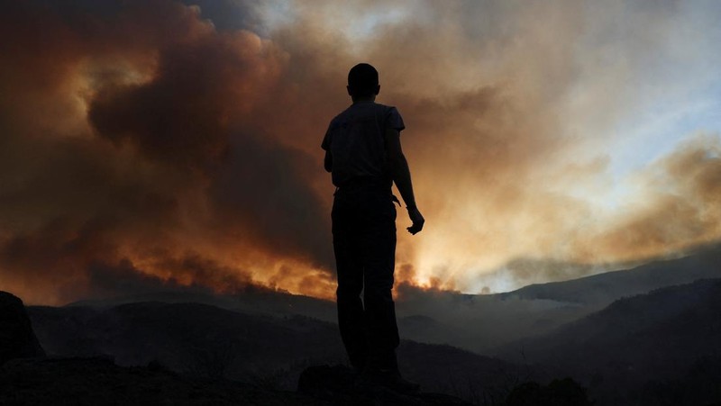 Petugas pemadam kebakaran hutan dari brigade malam Cebreros Pemerintah Castilla y Leon mengambil posisi untuk memerangi kebakaran hutan, di pinggiran El Arenal, Spanyol, 29 Juli 2025. (REUTERS/Juan Medina)