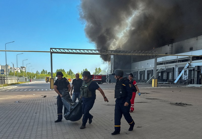 Serangan Rusia terhadap gudang makanan di desa Vasyshcheve, Kharkiv, Ukraina, Rabu (30/7/2025). (REUTERS/Vyacheslav Madiyevskyy) Serangan Rusia terhadap gudang makanan di desa Vasyshcheve, Kharkiv, Ukraina, Rabu (30/7/2025). (REUTERS/Vyacheslav Madiyevskyy)