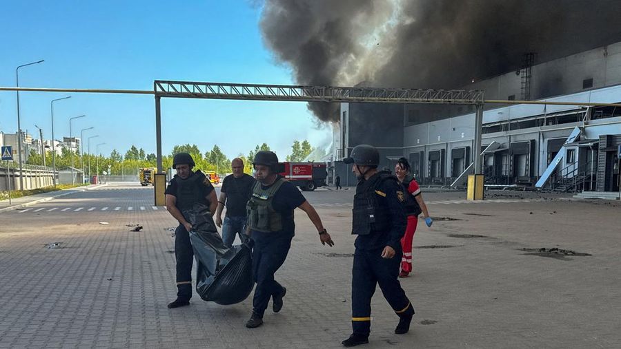 Serangan Rusia terhadap gudang makanan di desa Vasyshcheve, Kharkiv, Ukraina, Rabu (30/7/2025). (REUTERS/Vyacheslav Madiyevskyy)