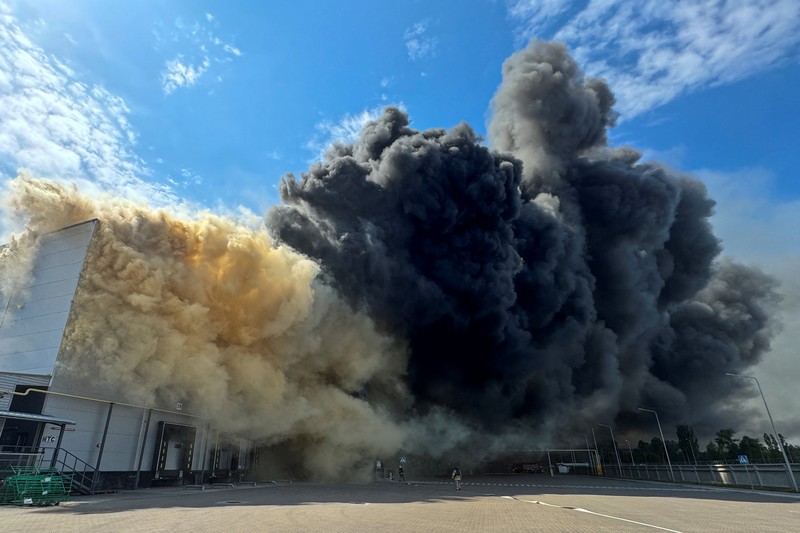 Serangan Rusia terhadap gudang makanan di desa Vasyshcheve, Kharkiv, Ukraina, Rabu (30/7/2025). (REUTERS/Vyacheslav Madiyevskyy)