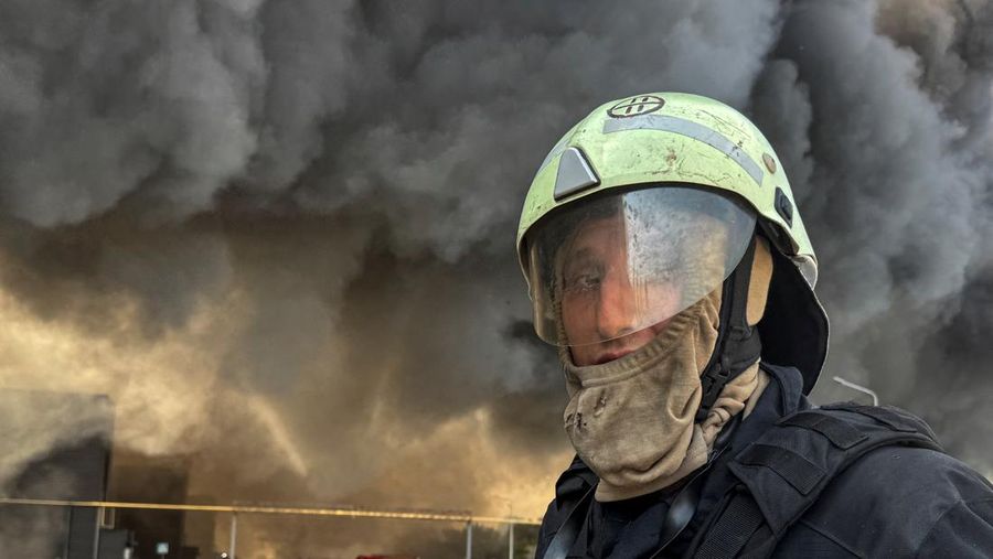 Serangan Rusia terhadap gudang makanan di desa Vasyshcheve, Kharkiv, Ukraina, Rabu (30/7/2025). (REUTERS/Vyacheslav Madiyevskyy)