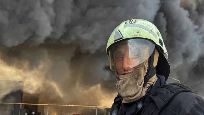 Serangan Rusia terhadap gudang makanan di desa Vasyshcheve, Kharkiv, Ukraina, Rabu (30/7/2025). (REUTERS/Vyacheslav Madiyevskyy)