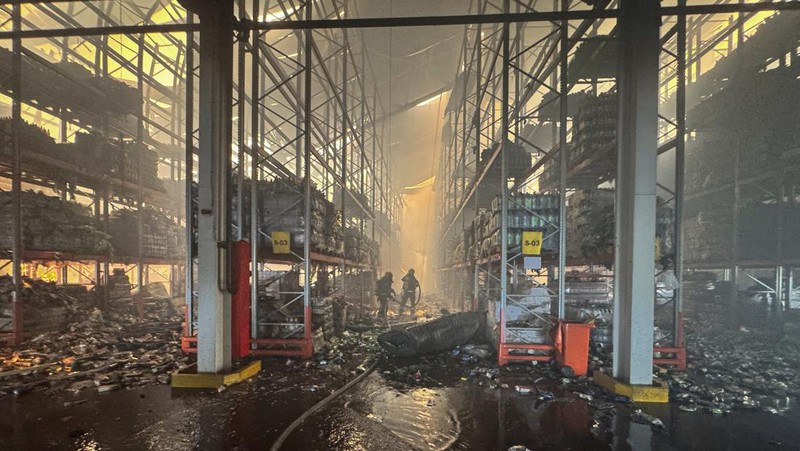 Serangan Rusia terhadap gudang makanan di desa Vasyshcheve, Kharkiv, Ukraina, Rabu (30/7/2025). (REUTERS/Vyacheslav Madiyevskyy)