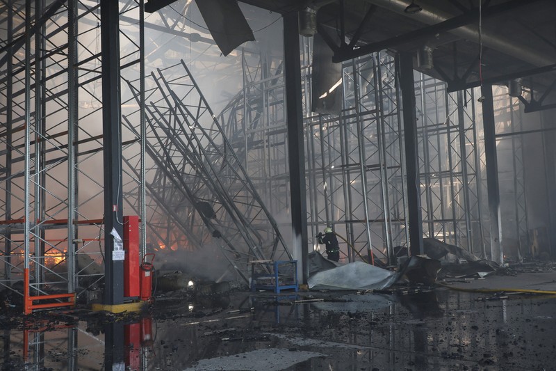 Serangan Rusia terhadap gudang makanan di desa Vasyshcheve, Kharkiv, Ukraina, Rabu (30/7/2025). (REUTERS/Vyacheslav Madiyevskyy) Serangan Rusia terhadap gudang makanan di desa Vasyshcheve, Kharkiv, Ukraina, Rabu (30/7/2025). (REUTERS/Vyacheslav Madiyevskyy)