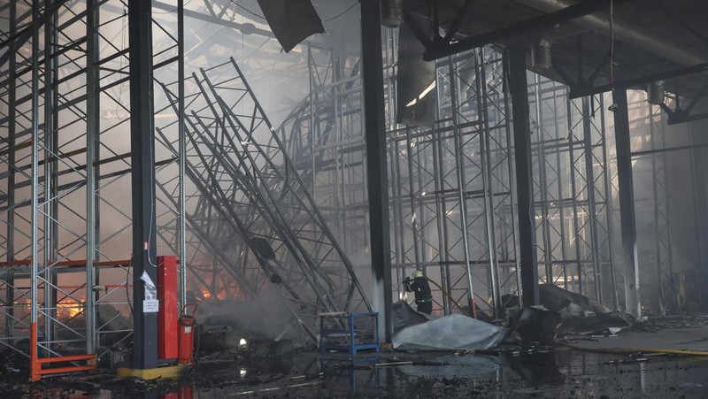Serangan Rusia terhadap gudang makanan di desa Vasyshcheve, Kharkiv, Ukraina, Rabu (30/7/2025). (REUTERS/Vyacheslav Madiyevskyy)