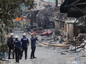 Video: Polisi Bawa Abu Arang dari TKP Kebakaran Pasar Taman Puring