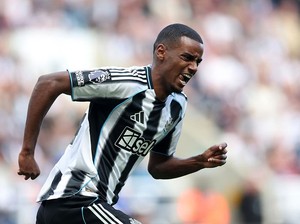 Isak Kembali ke Pusat Latihan Newcastle, Howe Mau Terima Nggak?