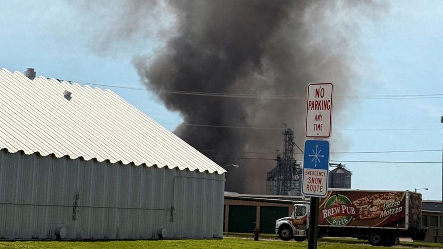Petugas pemadam kebakaran bekerja untuk memadamkan kebakaran di sebuah gedung setelah ledakan di pabrik biofuel di Fremont, Nebraska, AS, 29 Juli 2025 dalam tangkapan layar yang diperoleh dari video media sosial. (Justin Bignell/via REUTERS)
