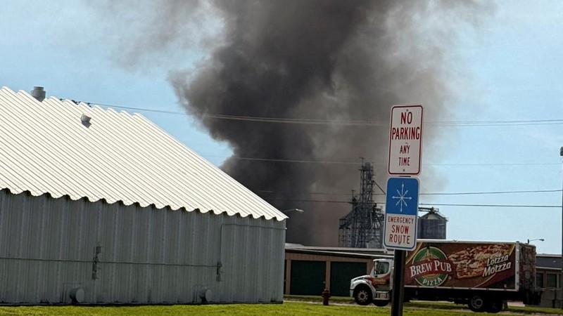 Petugas pemadam kebakaran bekerja untuk memadamkan kebakaran di sebuah gedung setelah ledakan di pabrik biofuel di Fremont, Nebraska, AS, 29 Juli 2025 dalam tangkapan layar yang diperoleh dari video media sosial. (Justin Bignell/via REUTERS)