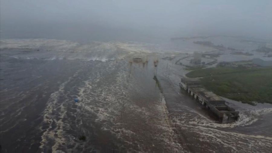Gelombang tsunami membanjiri suatu wilayah setelah gempa bumi berkekuatan 8,8 skala Richter melanda Semenanjung Kamchatka di timur jauh Rusia, di Severo-Kurilsk, Wilayah Sakhalin, Rusia, 30 Juli 2025, dalam gambar diam yang diambil dari video. (Kamchatka branch of the Geophysical Survey of the Russian Academy of Sciences/Handout via REUTERS)