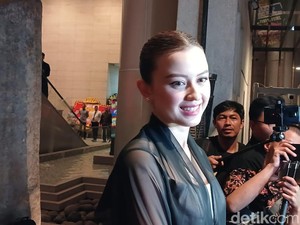 Kimberly Ryder Pakai Baju Vintage, Pede Datang Sendiri Saat Kondangan