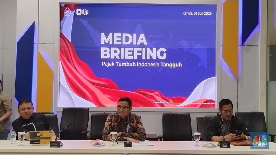 Media Briefing Ditjen Pajak di Kantor Pusat Direktorat Jenderal Pajak (DJP), Jakarta, Kamis (31/7/2025). (CNBC Indonesia/Arrijal)