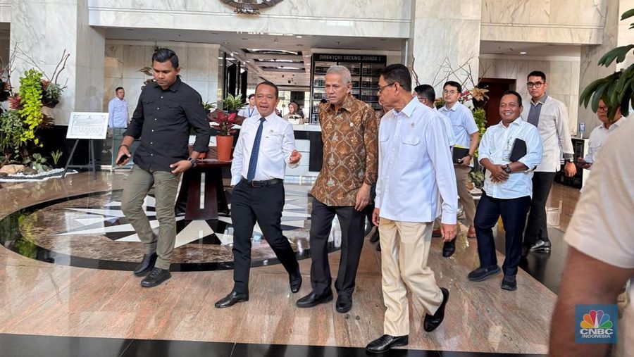 Menteri ESDM Bahlil Lahadalia usai rapat dengan Menkeu Sri Mulyani. (CNBC Indonesia/Firda Dwi Muliawati)