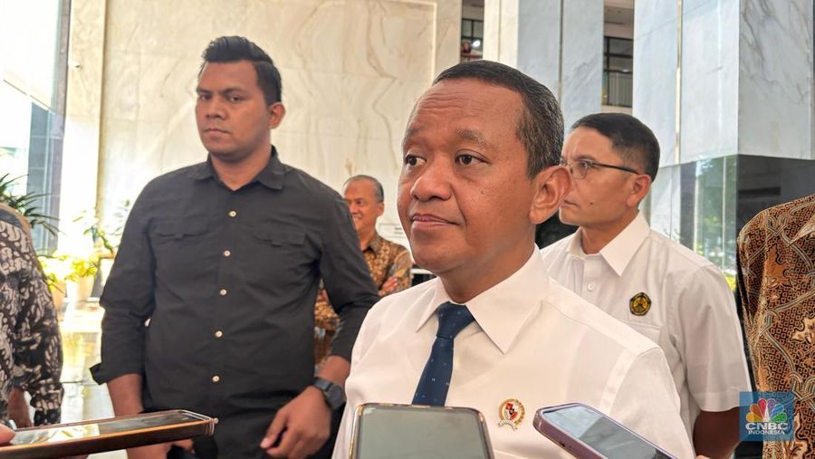 Menteri ESDM Bahlil Lahadalia usai rapat dengan Menkeu Sri Mulyani. (CNBC Indonesia/Firda Dwi Muliawati)