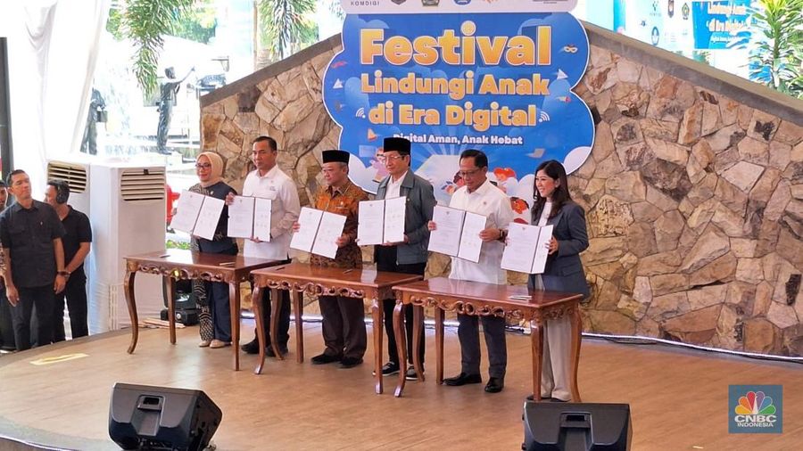 Menteri Komunikasi dan Digital Meutya Hafid saat ditemui di kawasan Taman Mini Indonesia Indah (TMII), Kamis (31/7/2025). (CNBC Indonesia/Novina Putri Bestari)
