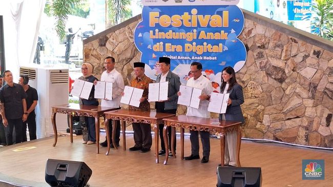 Menteri Agama Angkat HP, Ini Iblis atau Malaikat?