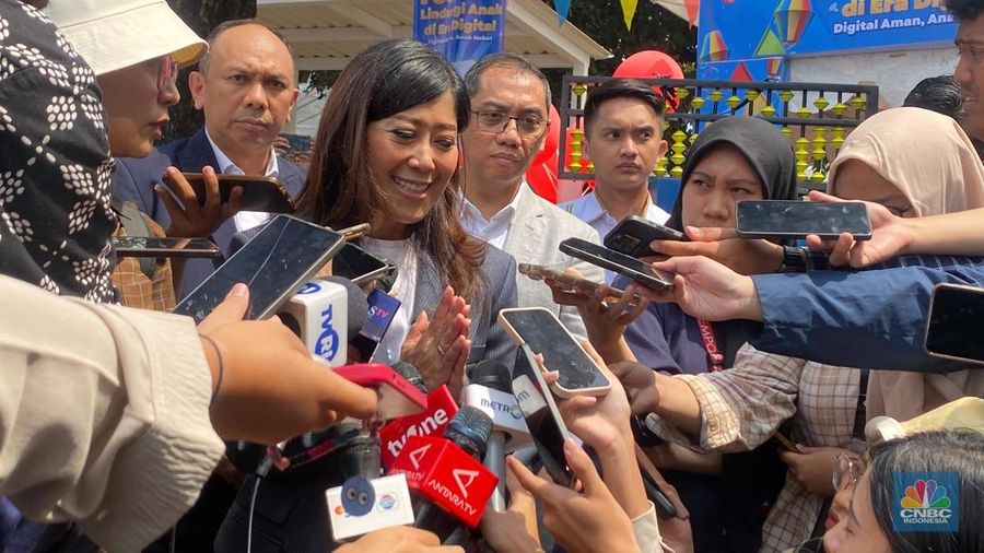 Menteri Komunikasi dan Digital Meutya Hafid saat ditemui di kawasan Taman Mini Indonesia Indah (TMII), Kamis (31/7/2025). (CNBC Indonesia/Novina Putri Bestari)