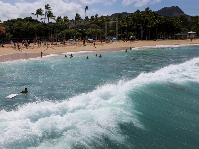 Saat sepasang kekasih berjalan di pantai, ombak menghantam Pantai Waikiki setelah pihak berwenang menurunkan peringatan tsunami sebelumnya menyusul gempa bumi di Semenanjung Kamchatka Timur Jauh Rusia, di Honolulu, Hawaii, AS, 30 Juli 2025. Saat sepasang kekasih berjalan di pantai, ombak menghantam Pantai Waikiki setelah pihak berwenang menurunkan peringatan tsunami sebelumnya menyusul gempa bumi di Semenanjung Kamchatka Timur Jauh Rusia, di Honolulu, Hawaii, AS, 30 Juli 2025. (REUTERS/Marco Garcia)