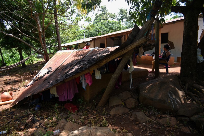 Seorang wanita dan seorang anak berjalan di samping puing-puing bangunan yang rusak setelah gempa bumi, di Comapa, Jutiapa, Guatemala, 30 Juli 2025. (REUTERS/Cristina Chiquin)