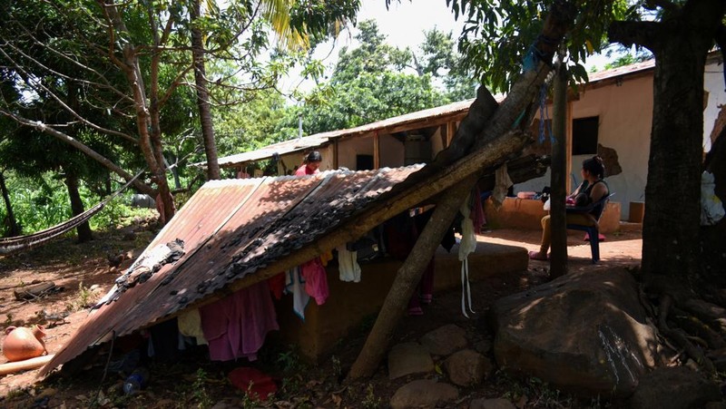 Seorang wanita dan seorang anak berjalan di samping puing-puing bangunan yang rusak setelah gempa bumi, di Comapa, Jutiapa, Guatemala, 30 Juli 2025. (REUTERS/Cristina Chiquin)