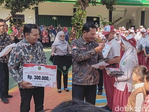 Tak Cuma Negeri, Siswa SD-SMP Swasta di Madiun Juga Dapat Seragam Gratis