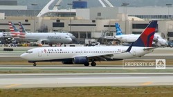 Pesawat Delta Mendarat Darurat Usai Turbulensi Hebat, 25 Orang Terluka