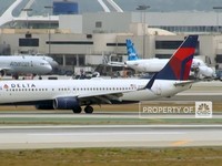 Pesawat Delta Mendarat Darurat Usai Turbulensi Hebat, 25 Orang Terluka