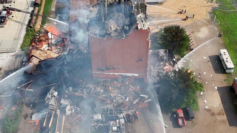 Petugas pemadam kebakaran bekerja untuk memadamkan kebakaran di sebuah gedung setelah ledakan di pabrik biofuel di Fremont, Nebraska, AS, 29 Juli 2025 dalam tangkapan layar yang diperoleh dari video media sosial. (Justin Bignell/via REUTERS)