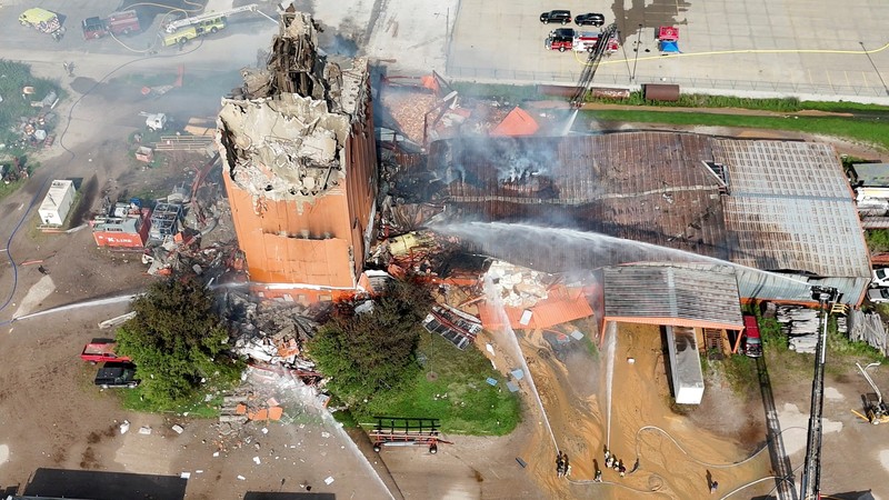Petugas pemadam kebakaran bekerja untuk memadamkan kebakaran di sebuah gedung setelah ledakan di pabrik biofuel di Fremont, Nebraska, AS, 29 Juli 2025 dalam tangkapan layar yang diperoleh dari video media sosial. Petugas pemadam kebakaran bekerja untuk memadamkan kebakaran di sebuah gedung setelah ledakan di pabrik biofuel di Fremont, Nebraska, AS, 29 Juli 2025 dalam tangkapan layar yang diperoleh dari video media sosial. (Justin Bignell/via REUTERS)
