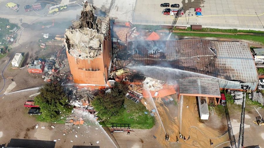 Petugas pemadam kebakaran bekerja untuk memadamkan kebakaran di sebuah gedung setelah ledakan di pabrik biofuel di Fremont, Nebraska, AS, 29 Juli 2025 dalam tangkapan layar yang diperoleh dari video media sosial. (Justin Bignell/via REUTERS)