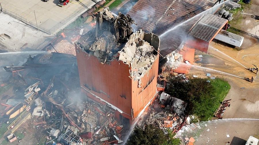 Petugas pemadam kebakaran bekerja untuk memadamkan kebakaran di sebuah gedung setelah ledakan di pabrik biofuel di Fremont, Nebraska, AS, 29 Juli 2025 dalam tangkapan layar yang diperoleh dari video media sosial. (Justin Bignell/via REUTERS)