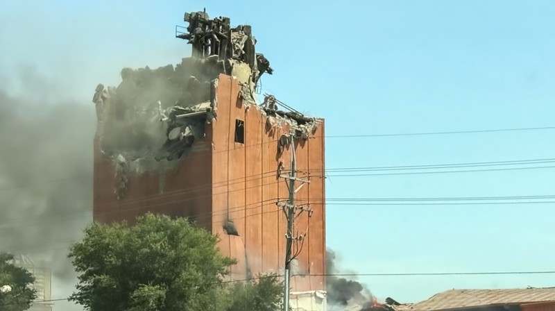 Petugas pemadam kebakaran bekerja untuk memadamkan kebakaran di sebuah gedung setelah ledakan di pabrik biofuel di Fremont, Nebraska, AS, 29 Juli 2025 dalam tangkapan layar yang diperoleh dari video media sosial. (Justin Bignell/via REUTERS)