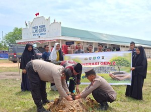 Green Policing Masuk Ponpes di Dumai, Para Santri Tanam Pohon