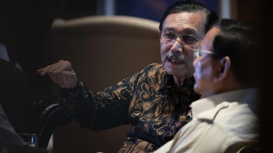 Presiden Prabowo Subianto memimpin rapat bersama jajaran Dewan Ekonomi Nasional (DEN) untuk membahas kondisi perekonomian nasional dan arah kebijakan strategis ke depan, di kediaman pribadinya di Hambalang, pada Kamis 31 Juli 2025. (Dok Instagram/Sekretariat.kabinet)